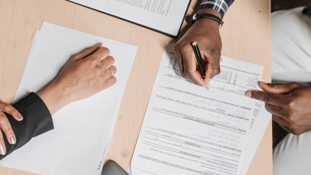 Badanti contratto di lavoro - Scarica il modello in PDF